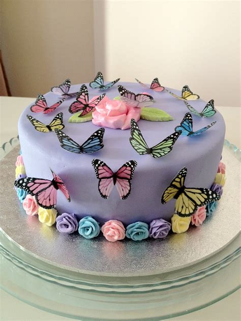 Cake decorating butterflies - (Template Download: https://www.fivetwobaker.com/flexibleflower-templates )Guys! These rice paper butterflies are so cute and realistic! And I love that you ...